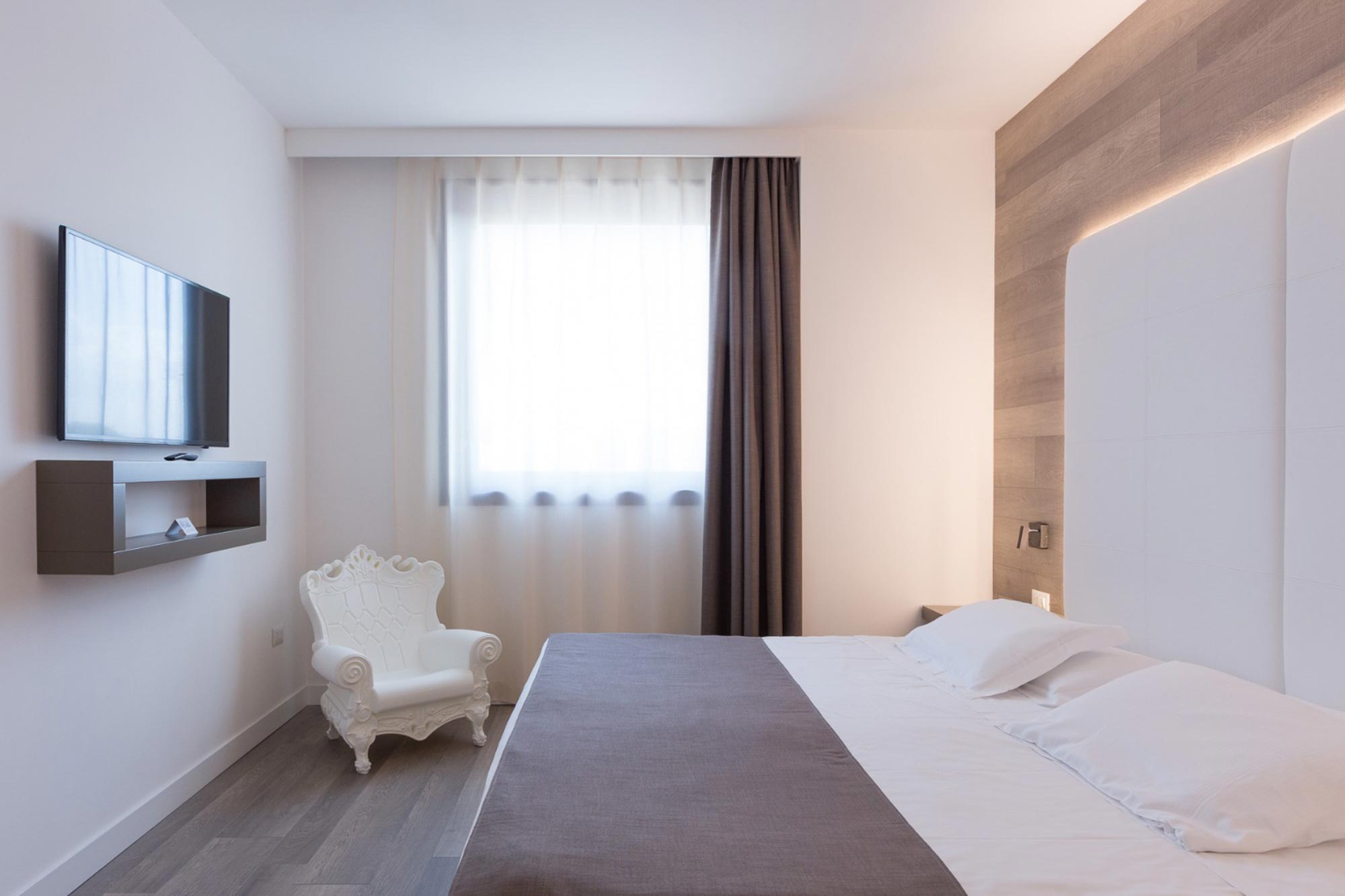 slide-City-Hotel-e-Suites-suite-room